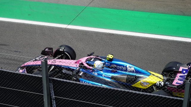 El Alpine 43 de Franco Colapinto encara la salia de boxes rumbo a la pista de Interlagos. El argentino