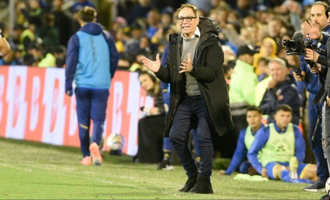 Ariel Holan comenzó con los trabajos tácticos de cara al choque de Central el viernes ante Instituto.