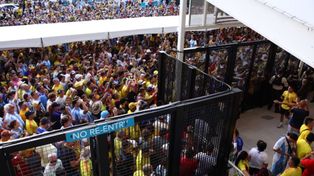 Amontonamiento, heridos, caos. Todo en la previa a la final de la Copa América entre Argentina y Colombia, que por los incidentes se demoró casi una hora y media.