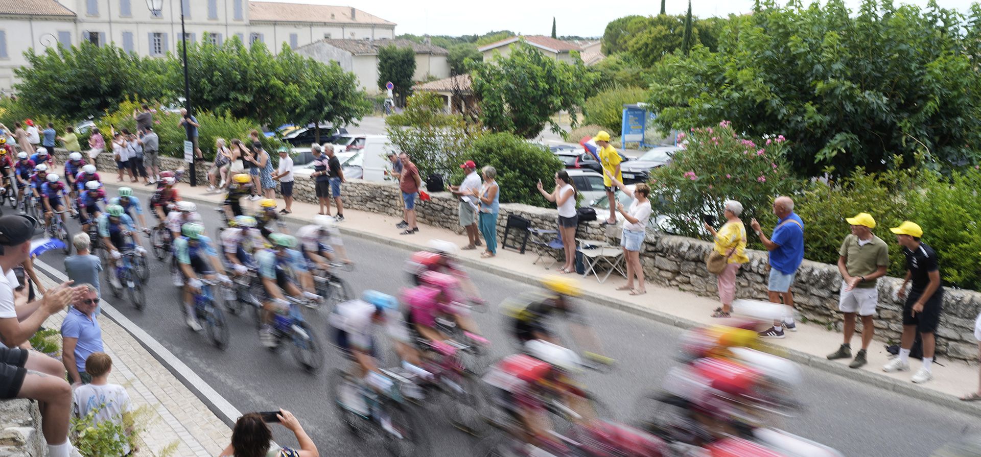 Un pelotón de ciclistas pasa durante la decimoséptima etapa del Tour de Francia, una carrera ciclista de 160,4 kilómetros (99,7 millas) con inicio en Bollene y final en Valence, Francia, el miércoles 23 de julio de 2025. (Foto AP/Mosa'ab Elshamy) Un pelotón de ciclistas pasa durante la decimoséptima etapa del Tour de Francia, una carrera ciclista de 160,4 kilómetros (99,7 millas) con inicio en Bollene y final en Valence, Francia, el miércoles 23 de julio de 2025. (Foto AP/Mosa'ab Elshamy)
