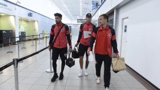 Hoyos, Mansilla y Pittón se dirigen a la zona de embarque para volar rumbo a Chile. Newells juega este martes.