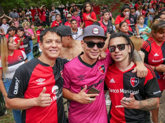 Los hinchas coparon el Parque Independencia en la previa del choque con Boca