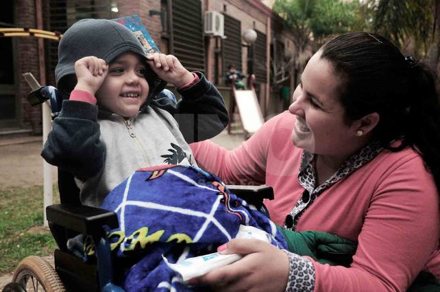 Que la sonrisa no falte. Tiziano y sus papás pasaron un año complejo