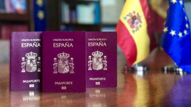 Unas 7.900 personas completaron el trámite en Rosario para obtener el pasaporte español.