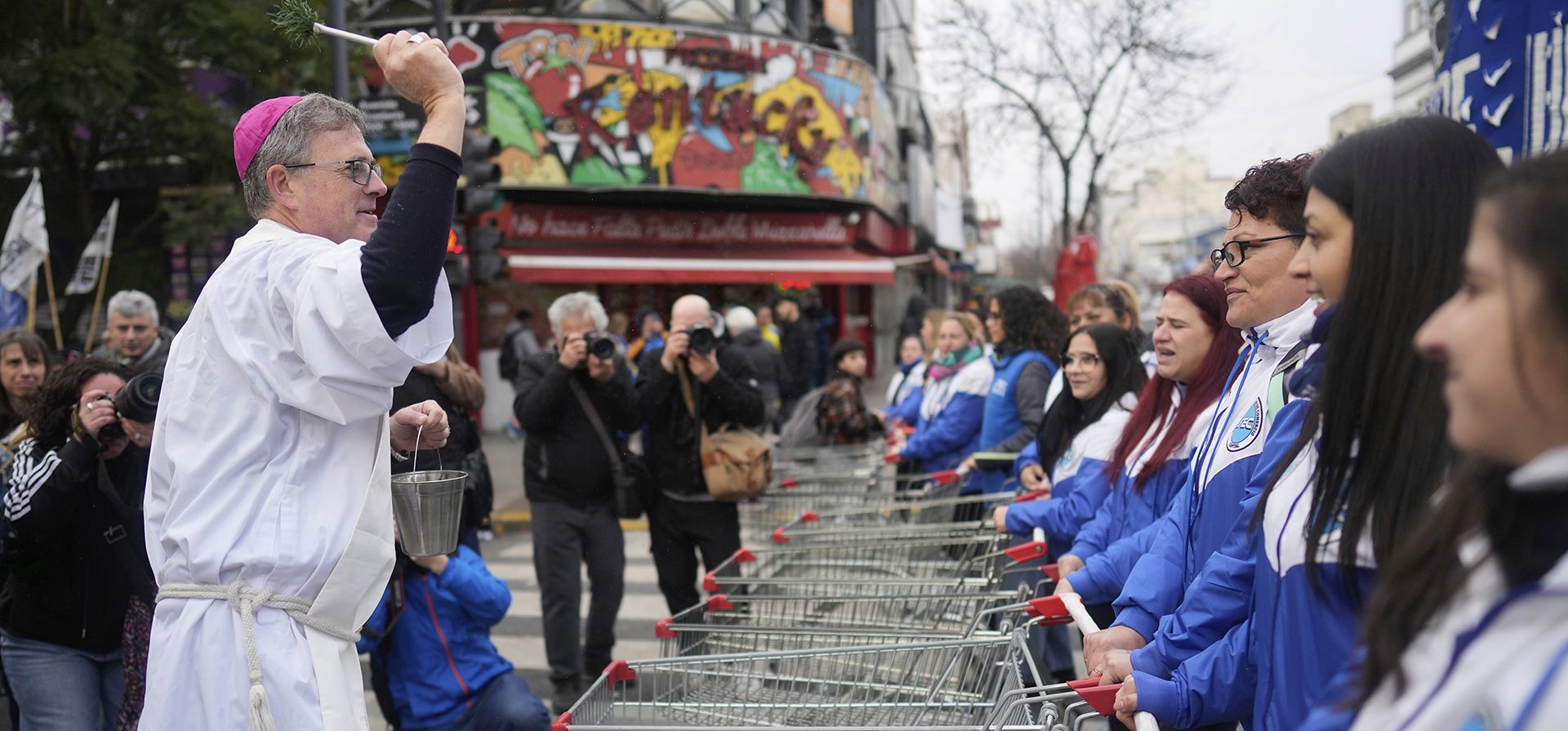 El arzobispo Jorge García Cuerva bendice a los trabajadores sindicalistas con agua bendita durante la peregrinación anual en honor a San Cayetano, patrono del trabajo, en Buenos Aires, Argentina, el jueves 7 de agosto de 2025. (Foto AP/Natacha Pisarenko) El arzobispo Jorge García Cuerva bendice a los trabajadores sindicalistas con agua bendita durante la peregrinación anual en honor a San Cayetano, patrono del trabajo, en Buenos Aires, Argentina, el jueves 7 de agosto de 2025. (Foto AP/Natacha Pisarenko)