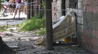 La anciana salio de su casa y alcanzó a sentarse en una reposera
