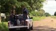 La policía de Corrientes custodia a uno de los detenidos. La policía de Corrientes custodia a uno de los detenidos.