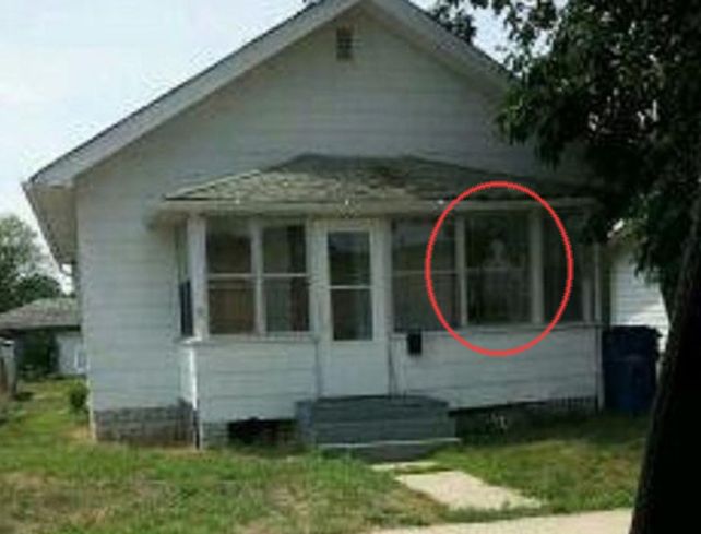 El caso se hizo famoso al publicarse una foto donde aparece una figura visible en el frente. La imagen fue tomada por policías locales que aseguran que no había nadie en la casa en ese momento.