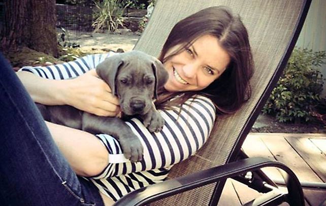 Penoso. Brittany y su cachorro en una foto reciente tomada en su casa de Oregon.
