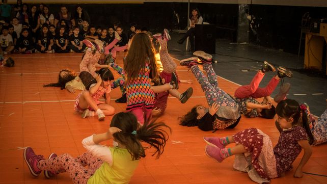 Nenas y nenes de la Primaria Nº 96 protagonizaron una muestra sobre Danza en la escuela.