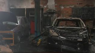 Un incendio consumió un taller mecánico y varios vehículos en la zona sur
