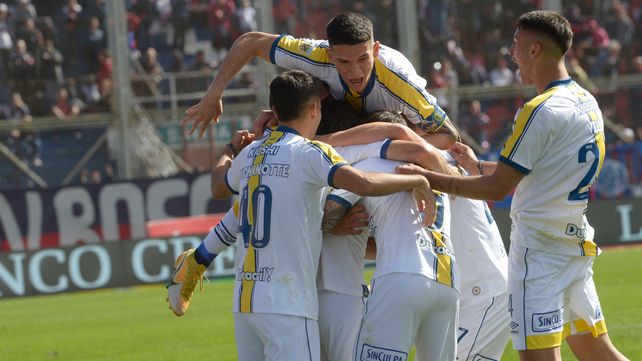 Los futbolistas de Central celebran tras el gol de tiro libre de Malcorra. El canalla necesita despegar.
