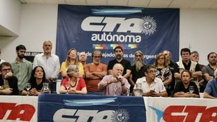 Referentes de las dos CTA convocan a marchar en unidad contra el gobierno.