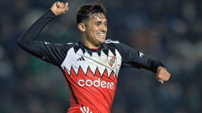 Pablo Solari festeja el gol de River ante Banfield.