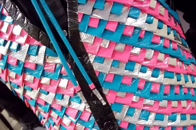 Una joven hizo su vestido de graduación y el de su novio con cinta adhesiva