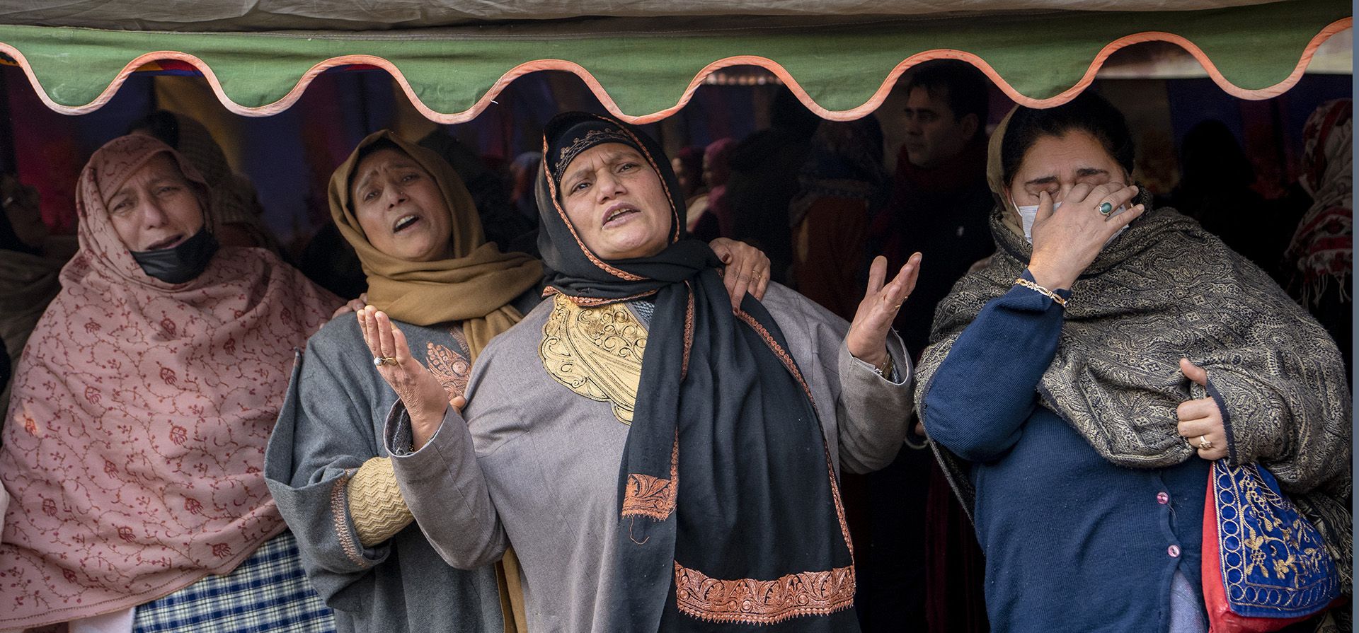 Familiares no identificados lloran durante la procesión fúnebre del oficial de policía Masroor Ahmad Wani en Srinagar, Cachemira controlada por India, el viernes 8 de diciembre de 2023. Wani sucumbió a sus heridas en un hospital después de ser herido cuando presuntos rebeldes le dispararon mientras jugaba cricket con niños de su barrio en octubre. (Foto AP/Dar Yasin) Familiares no identificados lloran durante la procesión fúnebre del oficial de policía Masroor Ahmad Wani en Srinagar, Cachemira controlada por India, el viernes 8 de diciembre de 2023. Wani sucumbió a sus heridas en un hospital después de ser herido cuando presuntos rebeldes le dispararon mientras jugaba cricket con niños de su barrio en octubre. (Foto AP/Dar Yasin)