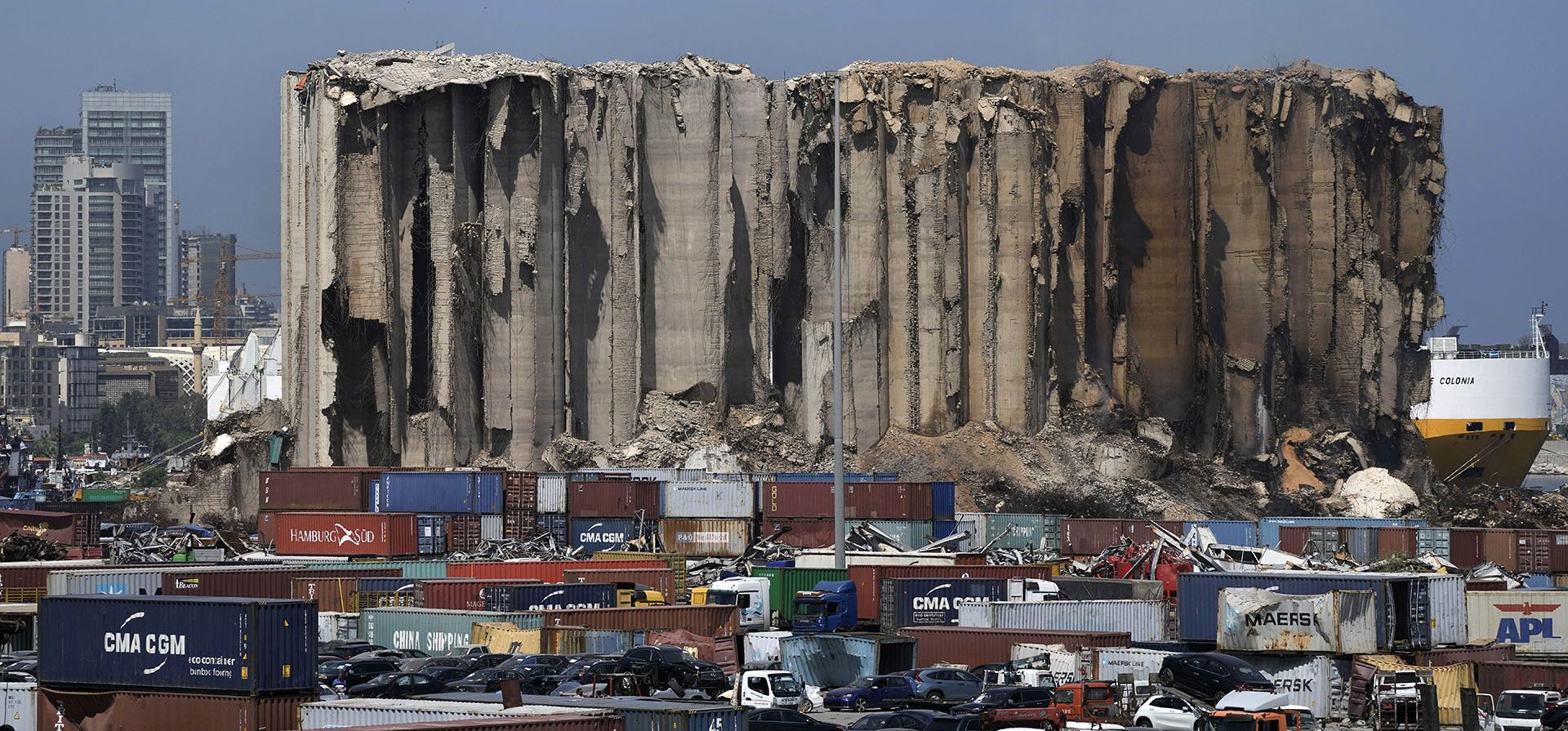 Vista general de los silos de granos en el puerto de Beirut, Líbano, el viernes 22 de julio de 2022. El último incendio en el bloque norte dañado de los silos, se debió a la fermentación de trigo y granos que aún estaban atrapados dentro del edificio, dijo el ministro de Economía saliente, Amin Salam.