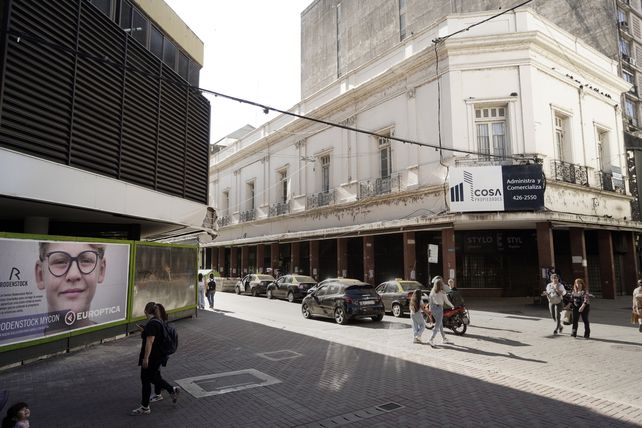 Frente del local donde estaba el bazar Stylo y que sería ocupado por la marca de ropa y calzado, New Chivas.