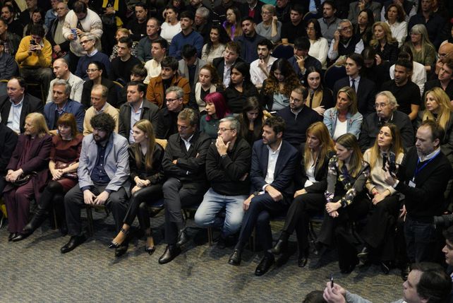 El peronismo se juntó en la presentación del libro de Diego Giuliano. Faltó el perottismo