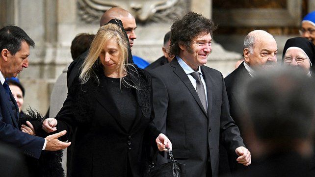Es un momento muy importante para la historia argentina; dijo Javier Milei sobre la canonización de Mama Antula. Momenetos antes de la misa saludó a Francisco