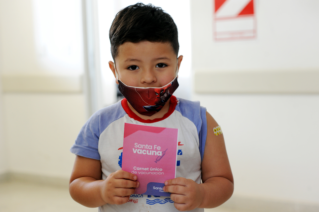 Llegó el turno de los chicos de entre 3 y 11 años para la vacuna y quisieron posar para la foto.&nbsp;