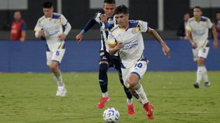 Ignacio Malcorra busca el desequilibrio ante Talleres, en el partito en el que el Central igualó sin gol.