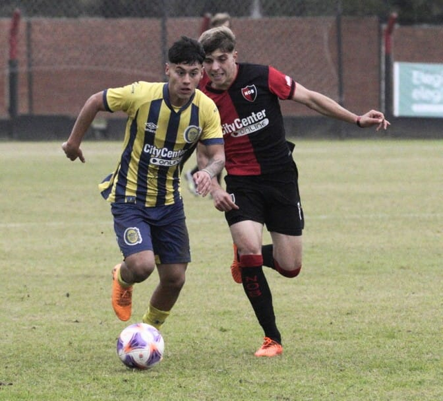Newells y Central disputan siete clásicos en inferiores de Rosarina en el Centro Griffa. Foto: Sebastián Suárez Meccia (La Capital)