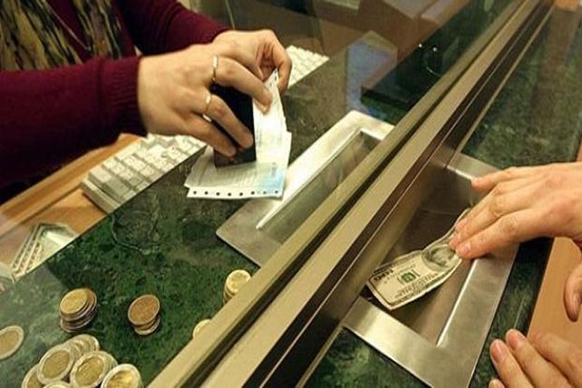 Si se depositan dólares por un año, no habrá recargo del 20%