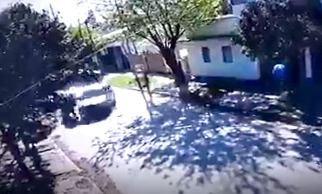 Video: la asaltan dos motochorros, la arrastran por la calle y es atropellada por un vecino