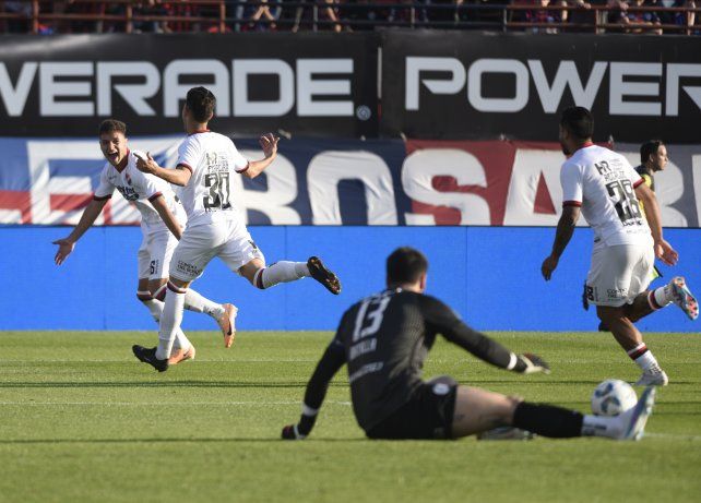 Recuperar la memoria. Ramiro Sordo grita su tanto en la goleada 3 a 0 ante San Lorenzo en el Nuevo Gasómetro. Se le acercan Cristian Ferreira y Jorge Recalde.&nbsp;