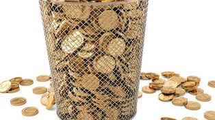 Tiró 500 mil dólares en monedas de oro con tal de no dárselos a su ex
