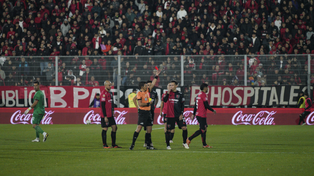 Andrés Merlos le muestra la tarjeta roja a Luca Regiardo, futbolista de Newells.