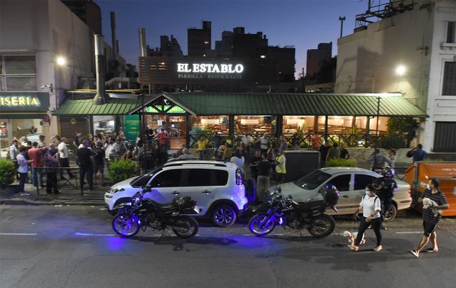 Este martes el sector gastronómico realizó un abrazo solidario a la parrilla El Establo