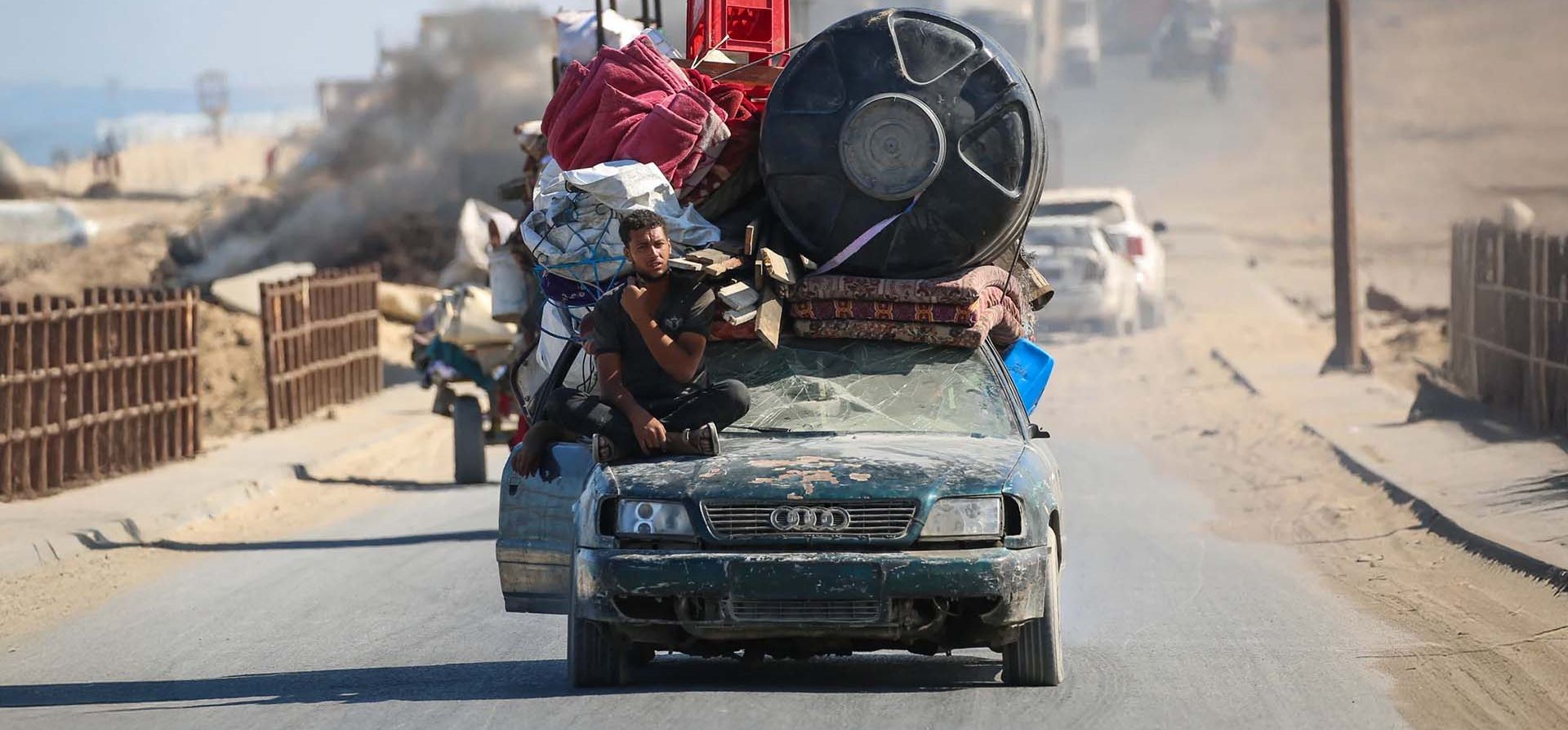 Palestinos transportan sus pertenencias mientras evacuan la ciudad de Gaza hacia las zonas meridionales de la Franja costera de Gaza, Ciudad de Gaza, Gaza. Fotografía: Eyad Baba/AFP/Getty Images Palestinos transportan sus pertenencias mientras evacuan la ciudad de Gaza hacia las zonas meridionales de la Franja costera de Gaza, Ciudad de Gaza, Gaza. Fotografía: Eyad Baba/AFP/Getty Images