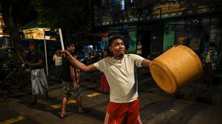 Cacerolazos al estilo de Myanmar este viernes en Rangún.&nbsp;