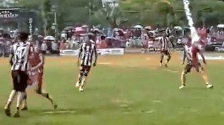 Un futbolista murió en pleno partido tras ser impactado por un rayo