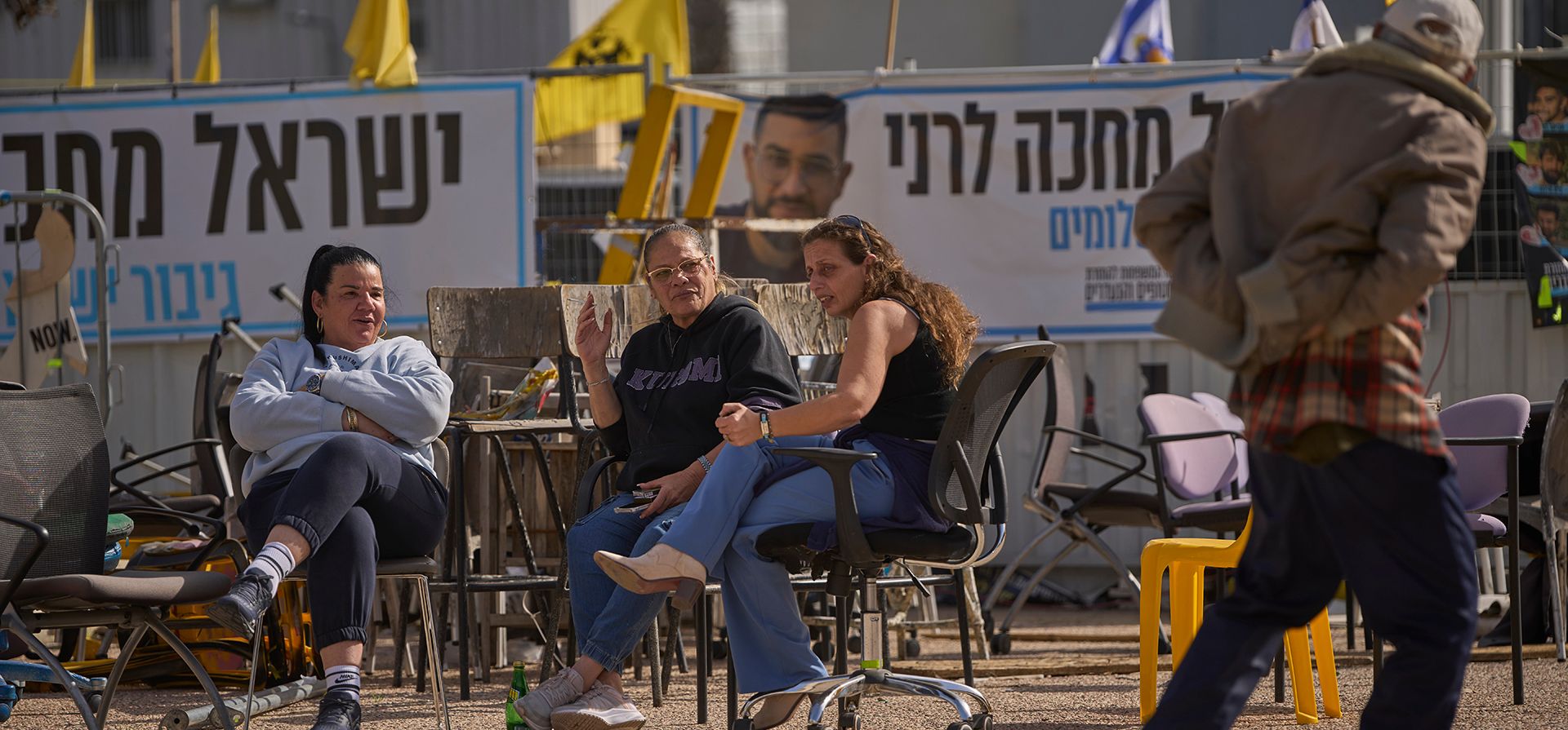 Mujeres sentadas en sillas en la Plaza de los Rehenes, un día después de que Ran Gvili, el último rehén en Gaza que murió mientras luchaba contra militantes de Hamas durante el ataque del 7 de octubre de 2023, cuyos restos fueron recuperados, en Tel Aviv, Israel, el martes 27 de enero de 2026. (Foto AP/Ohad Zwigenberg) Mujeres sentadas en sillas en la Plaza de los Rehenes, un día después de que Ran Gvili, el último rehén en Gaza que murió mientras luchaba contra militantes de Hamas durante el ataque del 7 de octubre de 2023, cuyos restos fueron recuperados, en Tel Aviv, Israel, el martes 27 de enero de 2026. (Foto AP/Ohad Zwigenberg)