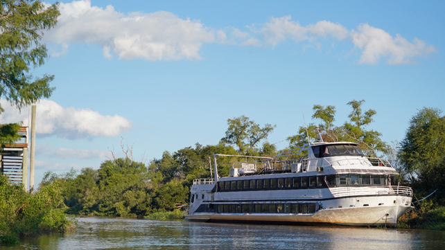 El barco Ciudad de Rosario espera la definición de su futuro en la zona del Charigüé.