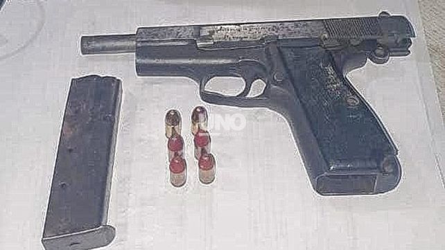 Persiguieron y apresaron a un motociclista con un arma de guerra cargada con balas matapolicías