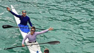 &nbsp;Paulina Contini (última en el bote) festeja este logro alcanzado para el canotaje nacional en Italia.