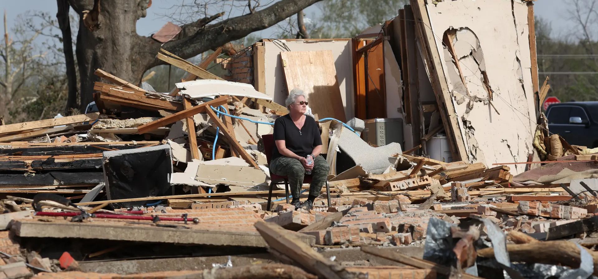 Una mujer se sienta entre los escombros de una casa mientras continúa la limpieza tras el tornado del viernes en Rolling Fork, que mató al menos a 26 personas, Misisipi, Estados Unidos. Fotografía: Scott Olson/Getty Images