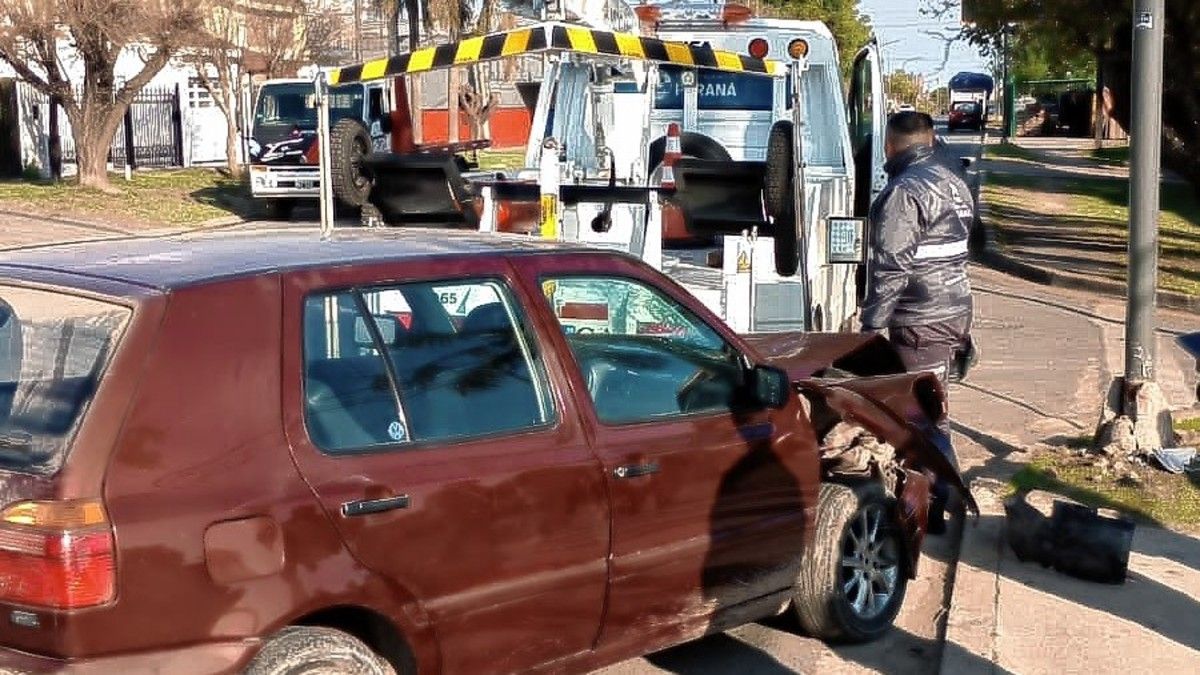Alcoholizado, chocó contra un poste de luz en Paraná