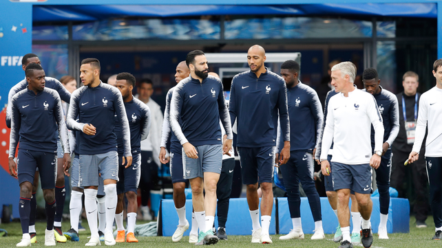 El plantel galo recorre el estadio en la previa del partido de cuartos que se jugará hoy en Nizhny.
