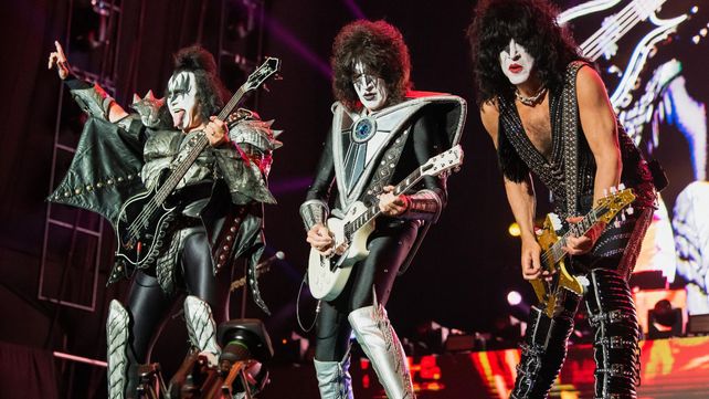 Kiss se encargó de montar la más grande y desmesurada arena con un show de unas dos horas de duración que&nbsp;hizo las delicias de fanáticos y seguidoras.