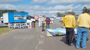 Apicultores se apostaron en la Ruta 14 para exigir actualizaciones en el valor de la miel, fuertemente golpeado por la inflación y la devaluación del peso