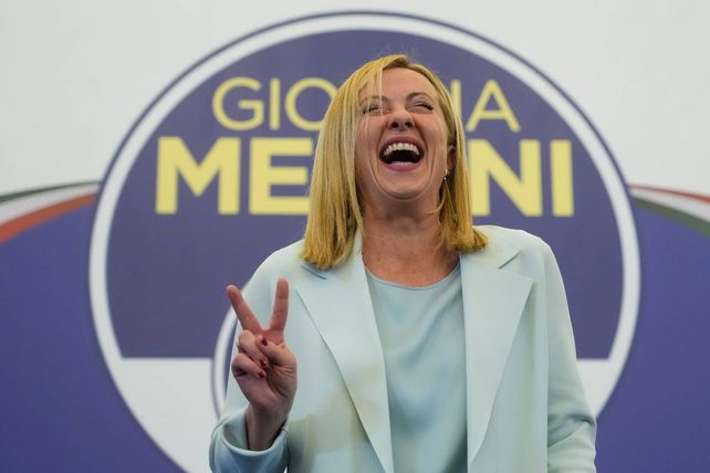 Sonriente y victoriosa