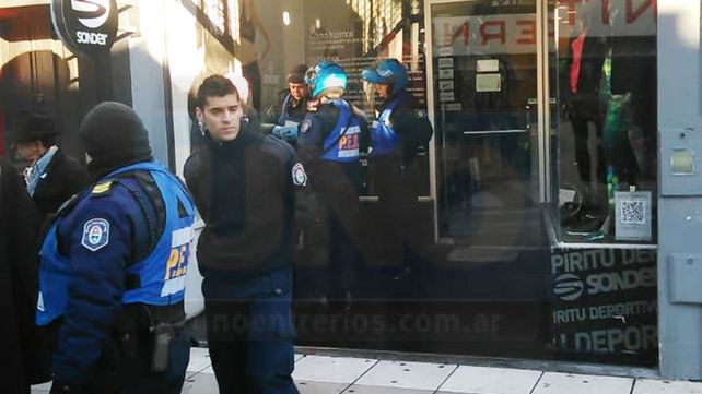 Peatonal San Martín: Se enojó porque los perros le ladraban y sacó un arma