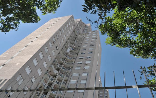Con cuidado. El edificio en Mataderos del que cayeron los extinguidores.