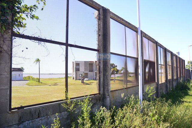 En los Arenales de Paraná el río se ve por las ventanas del muro. Foto UNO Mateo Oviedo.&nbsp;