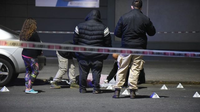 Atacaron a un joven en su auto y lo acribillaron a balazos cuando intentaba huir a pie